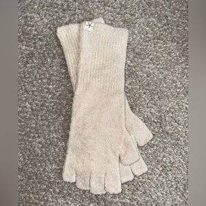 NWOT Barefoot Dreams Cream Fingerless Gloves SO SOFT